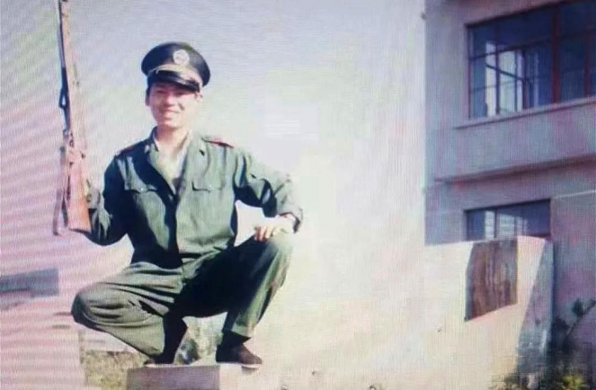 “小炜,爸妈来带你回家了!” “小炜,爸妈来带你回家了!”