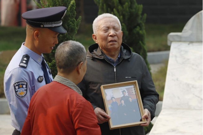 “小炜,爸妈来带你回家了!” “小炜,爸妈来带你回家了!”