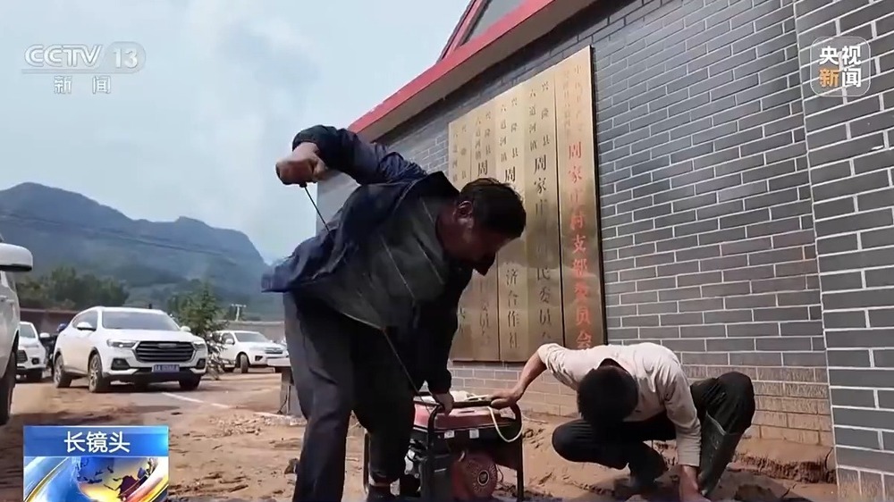 带领村民边抗洪边重建 67岁的他说：“大灾面前不低头！”