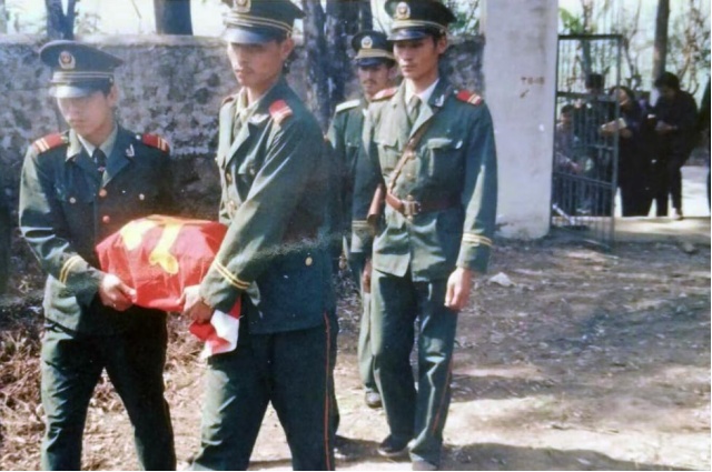 “小炜,爸妈来带你回家了!” “小炜,爸妈来带你回家了!”