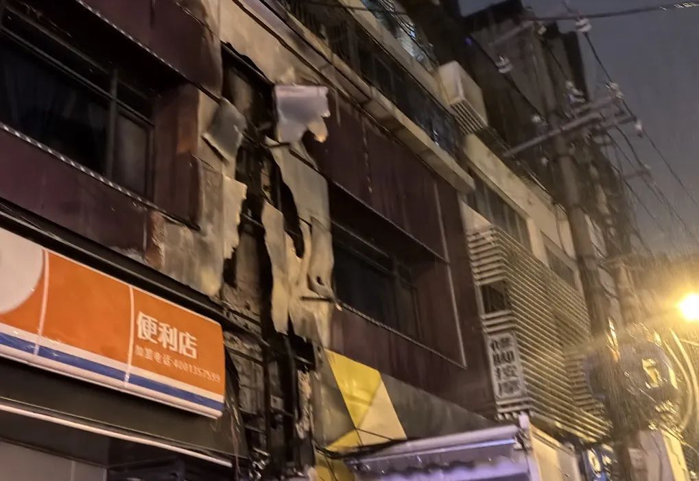 凌晨3点，男子狂按喇叭“吵”醒一栋楼，却获全楼怒赞！