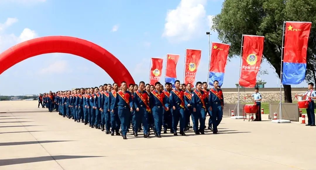 多名河南学生坐运-20飞机上大学