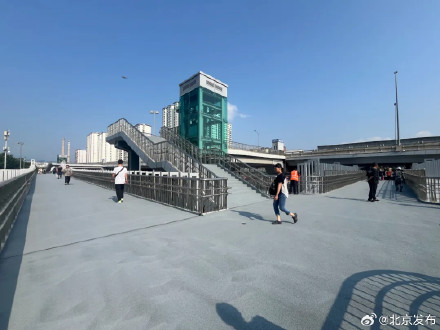 北京城区规模最大的“口”字型天桥开通→