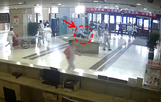 哈尔滨大爷门诊倒地生命垂危……