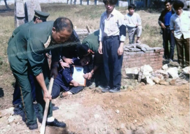 “小炜,爸妈来带你回家了!” “小炜,爸妈来带你回家了!”