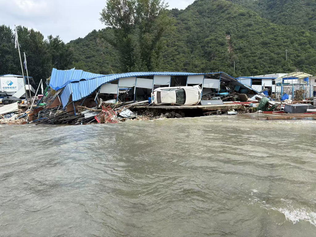 山洪过后的承德市六道河镇
