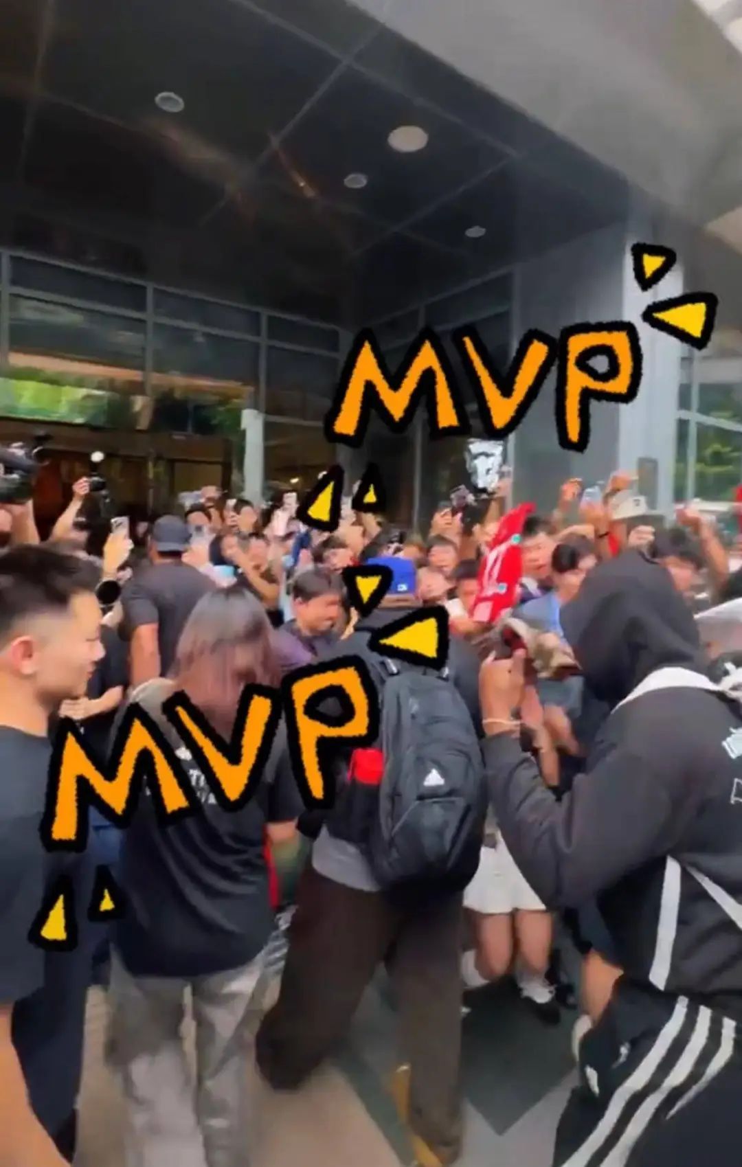 哈登中国行穿蓝色拖鞋挂拉布布，松弛感拉满，球迷热情高呼“MVP”