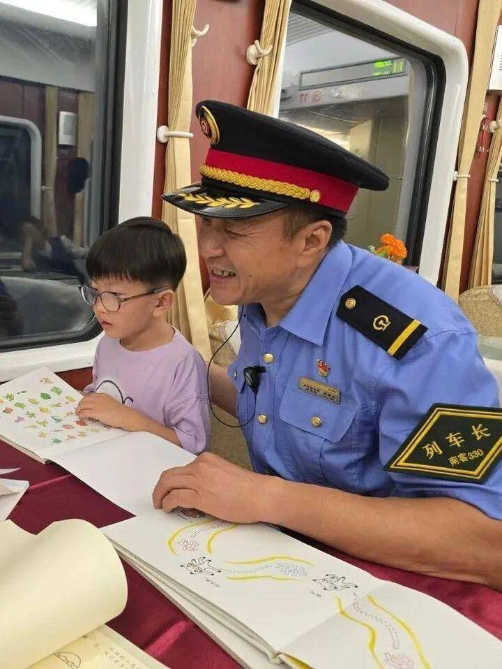 列车员高铁上拎着塑料袋：吵的小朋友发试卷，安静的发贴纸