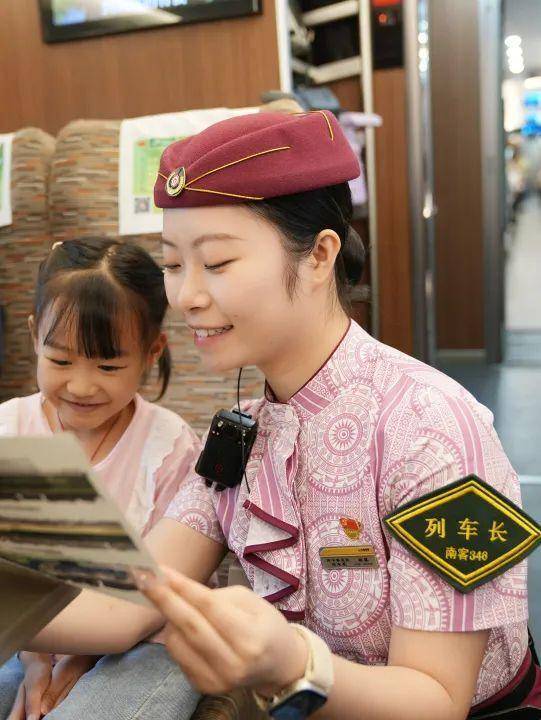 列车员高铁上拎着塑料袋：吵的小朋友发试卷，安静的发贴纸