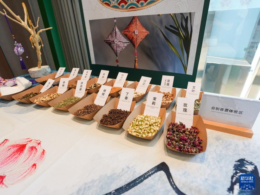 新华全媒+丨成都世运会运动员村开村 新华全媒+丨成都世运会运动员村开村