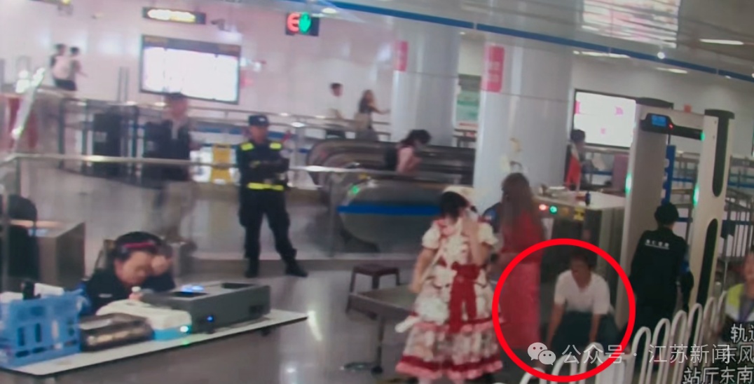 男子地铁安检口偷拍裙底，警方通报：行拘！