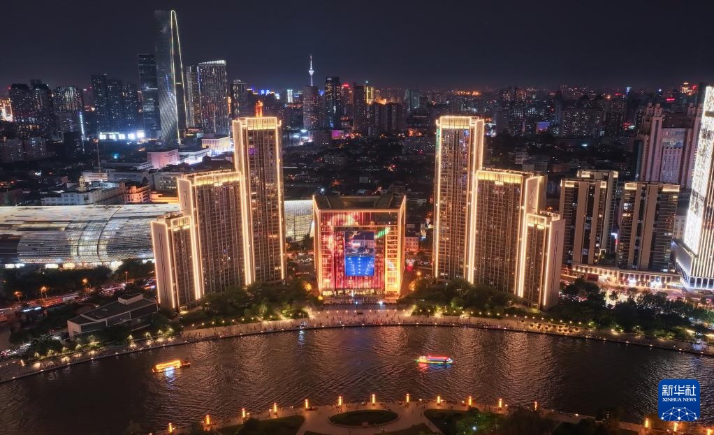 新华全媒+·飞阅中国｜津彩夜空 光耀海河