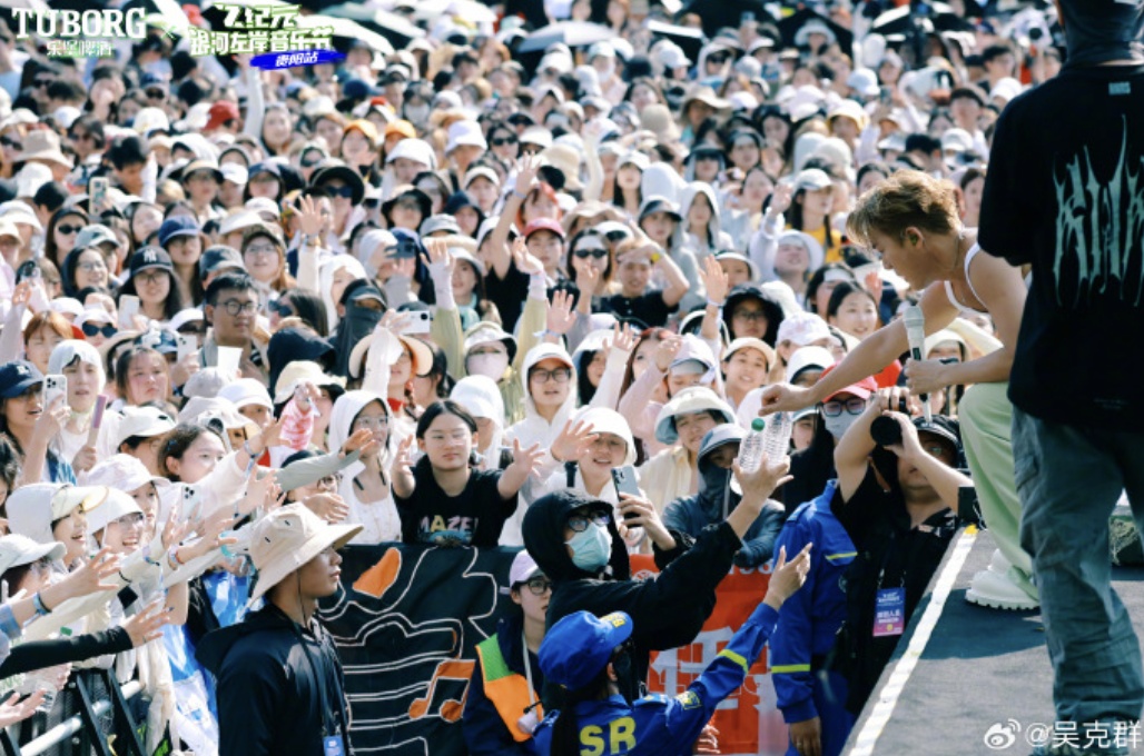 台上救摄影，台下救观众！吴克群紧急暂停演出