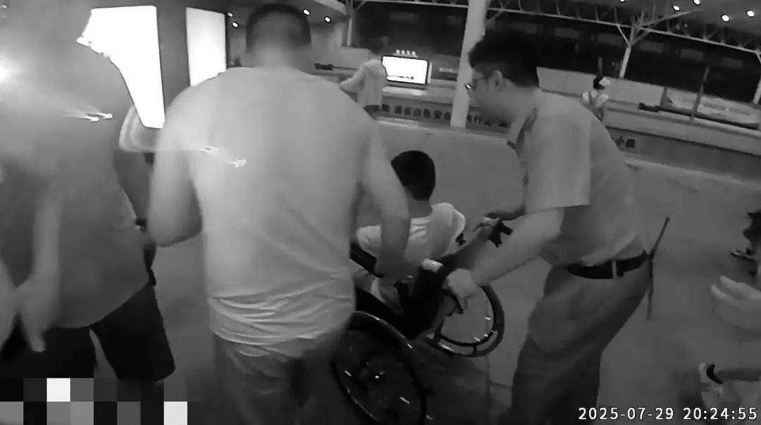 紧急！四川9岁男孩被娃娃鱼咬断手指，多方接力护送其5小时内进行手术