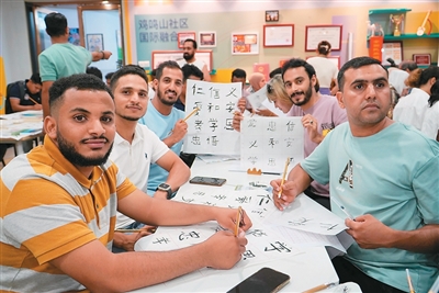 浙江义乌鸡鸣山社区以多种形式服务外籍居民——这里的老外不“见外”