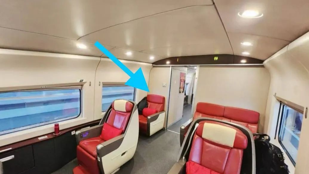 高铁车厢“低人一等座”引热议！12306回应