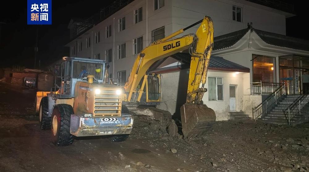 连夜清障 五台山景区因山洪中断道路已恢复通行