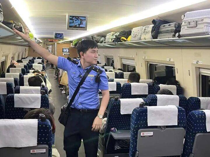 列车员高铁上拎着塑料袋：吵的小朋友发试卷，安静的发贴纸