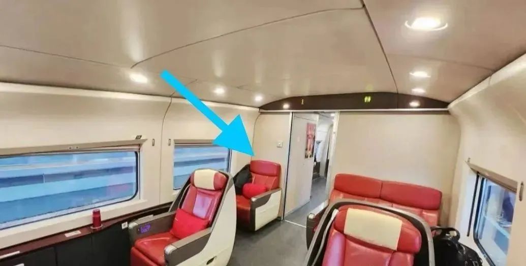 高铁车厢“低人一等座”上热搜！12306回应→