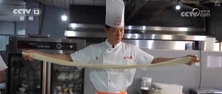 年轻人端起“新饭碗” 职业“上新”折射经济发展动能之变 年轻人端起“新饭碗” 职业“上新”折射经济发展动能之变