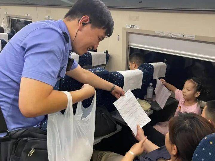 列车员高铁上拎着塑料袋：吵的小朋友发试卷，安静的发贴纸