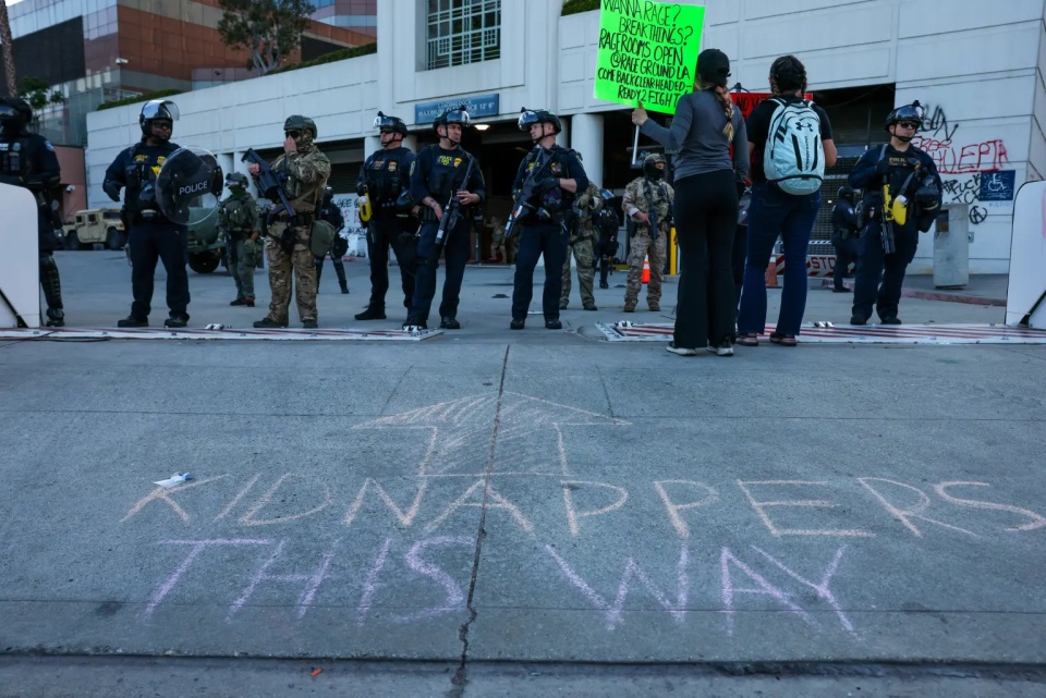 美国抗议者帮非法移民逃脱联邦拘留，抬上货车离开，警方展开追捕