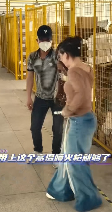 “1秒烧炭2秒融金属”，网店称便携式喷火器能“防狼驱狗”！被指过度防卫，记者暗访