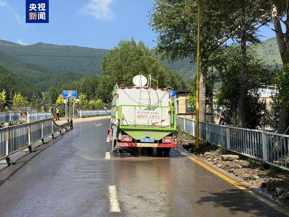 连夜清障 五台山景区因山洪中断道路已恢复通行