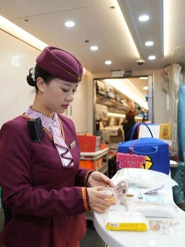列车员高铁上拎着塑料袋：吵的小朋友发试卷，安静的发贴纸