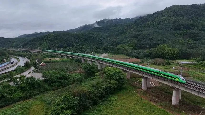 暑运过半，全国铁路发送旅客4.41亿人次