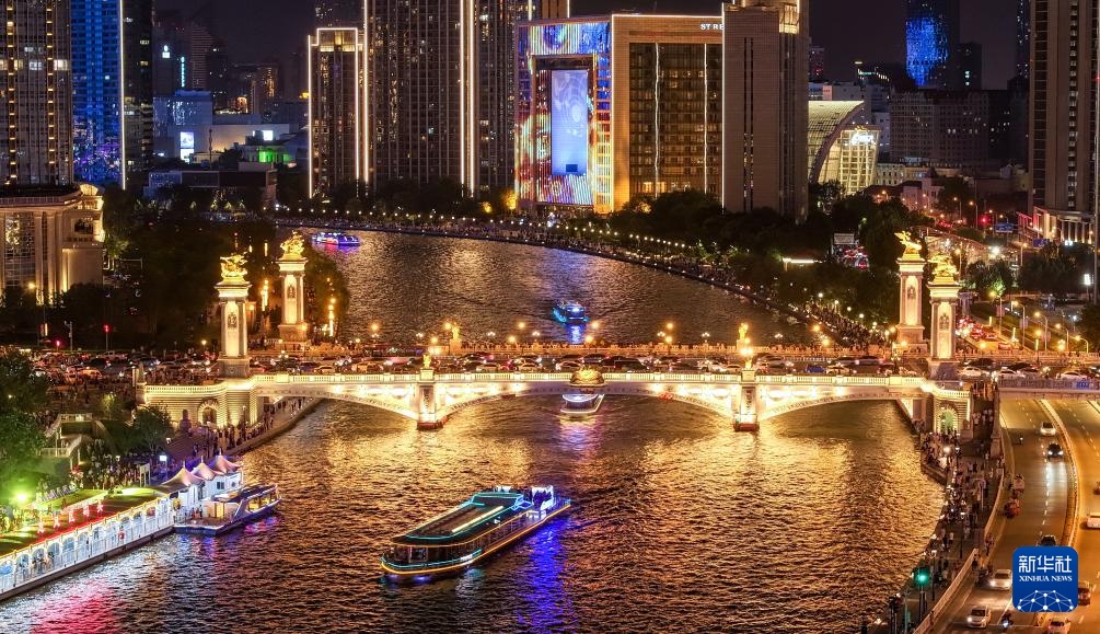 新华全媒+·飞阅中国｜津彩夜空 光耀海河