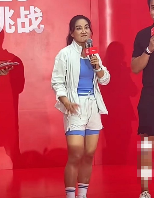 43岁贾玲高马尾造型亮相!肌肉线条明显,称自己非常喜欢和擅长运动 43岁贾玲高马尾造型亮相!肌肉线条明显,称自己非常喜欢和擅长运动