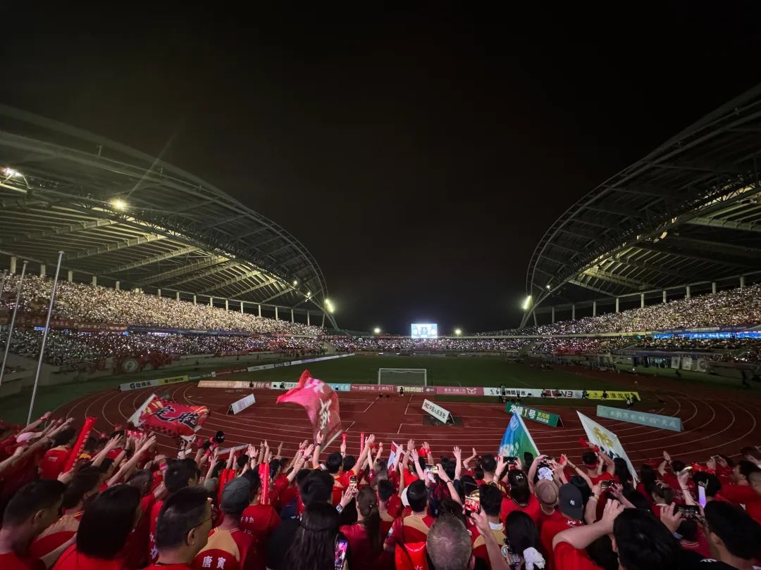 上半场，淮安2：0苏州！现场两度“熄灯”，黑暗中的星海与人浪成夜色最美风景