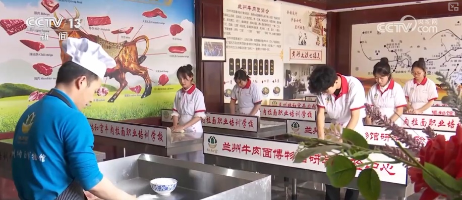 年轻人端起“新饭碗” 职业“上新”折射经济发展动能之变 年轻人端起“新饭碗” 职业“上新”折射经济发展动能之变