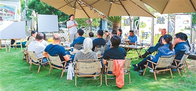 浙江义乌鸡鸣山社区以多种形式服务外籍居民——这里的老外不“见外”