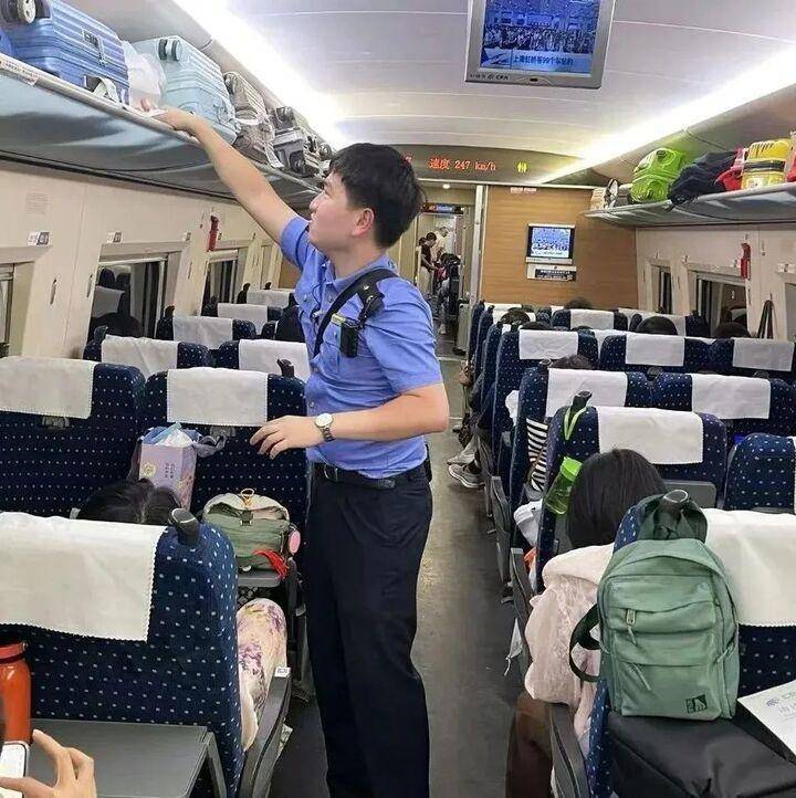 列车员高铁上拎着塑料袋：吵的小朋友发试卷，安静的发贴纸