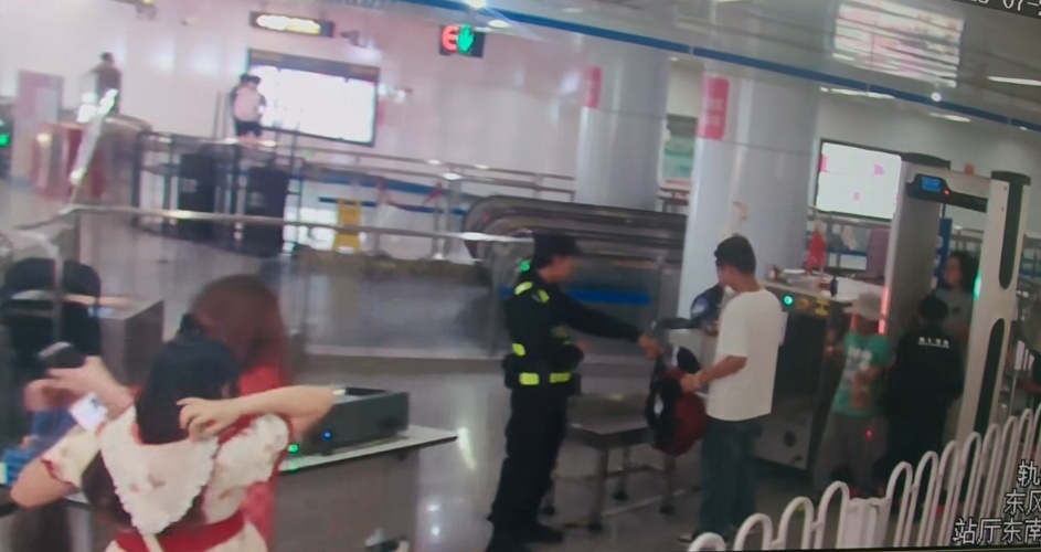 男子地铁内蹲地偷拍裙底，作案细节全被记录！警方：行拘5日！