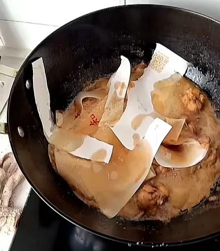 吉林一大学用录取通知书做小鸡炖蘑菇？学校回应：蘑菇菌丝制成的纸张