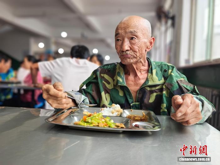 河北兴隆临时安置点见闻：“吃住有人管，心里踏实了”