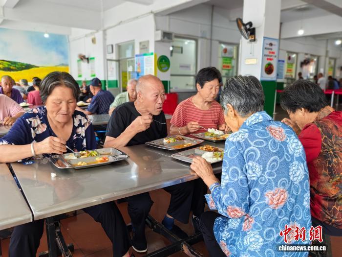 河北兴隆临时安置点见闻：“吃住有人管，心里踏实了”