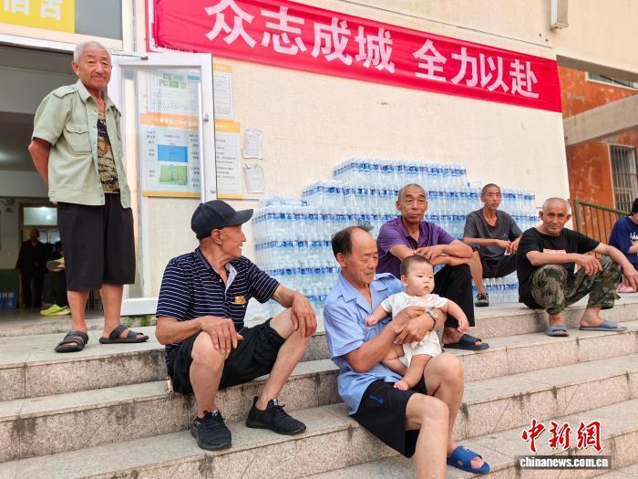 河北兴隆临时安置点见闻：“吃住有人管，心里踏实了”