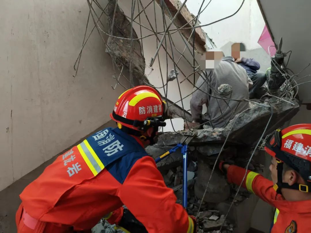 千斤重砖墙将男子压在12楼阳台，看见消防员的他急呼：“顶不住了，快救我！”