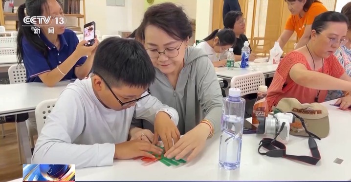 永不凋谢的花、被紫光灯“照活”的蝴蝶 博物馆文创“暗藏玄机” 永不凋谢的花、被紫光灯“照活”的蝴蝶 博物馆文创“暗藏玄机”