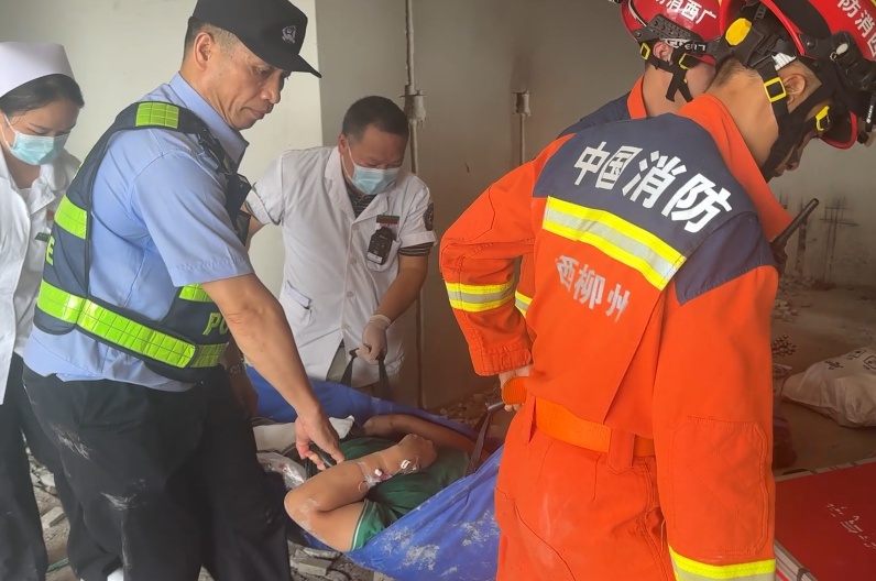 千斤重砖墙将男子压在12楼阳台，看见消防员的他急呼：“顶不住了，快救我！”