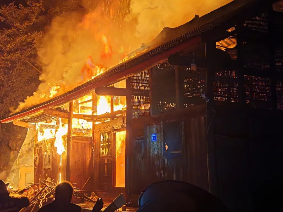 爱车自燃老人本可全身而退，却因这个动作反被烧伤！