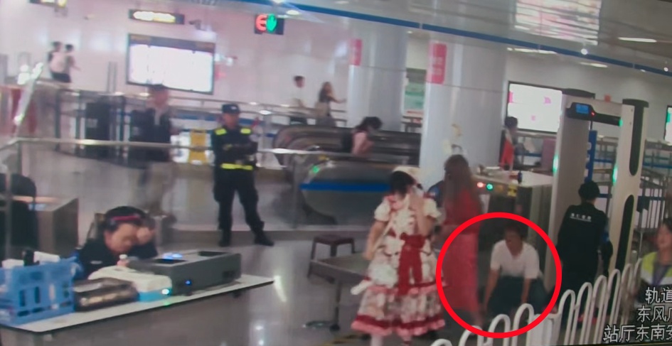 男子地铁站偷拍女士裙底，被行拘！