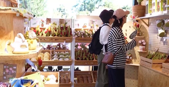 永不凋谢的花、被紫光灯“照活”的蝴蝶 博物馆文创“暗藏玄机” 永不凋谢的花、被紫光灯“照活”的蝴蝶 博物馆文创“暗藏玄机”