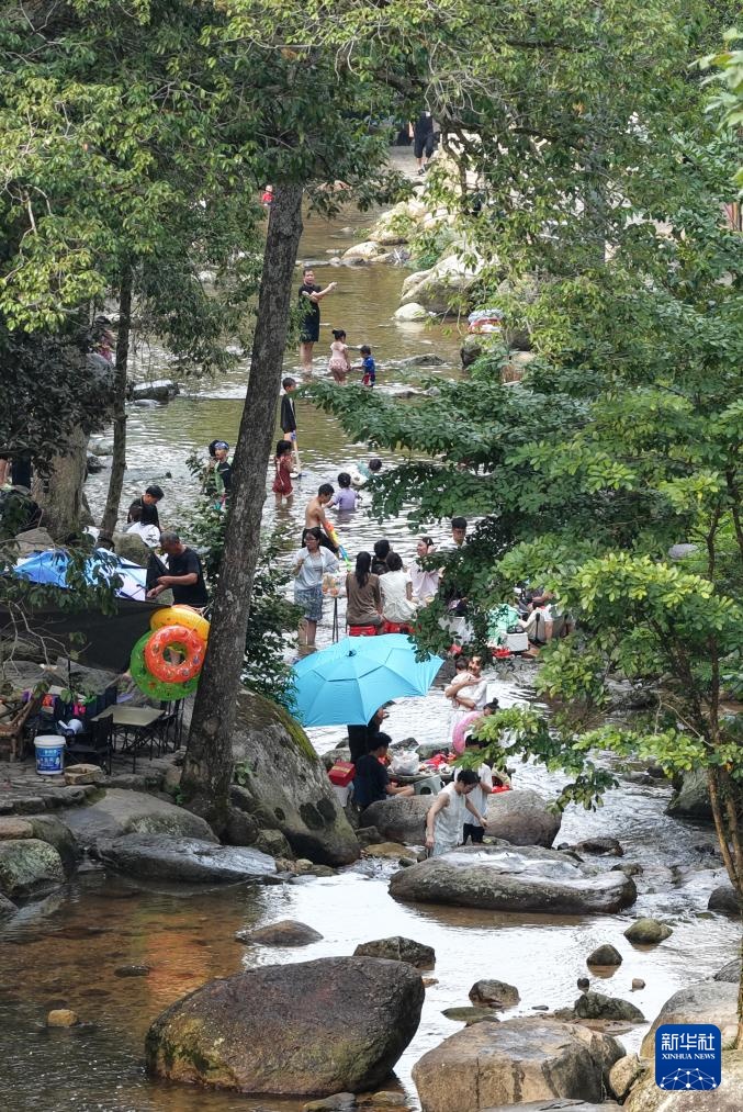 江西南昌湾里：空心村变清凉小筑