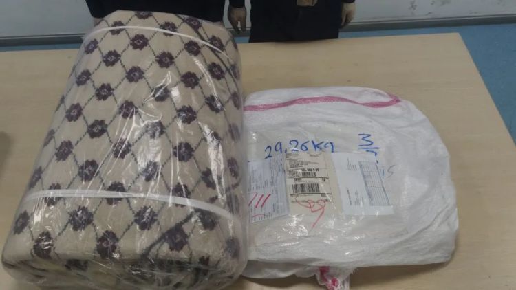 深圳邮局海关查获地毯内藏冰毒，毛重28967.3克，已移交海关缉私部门处理