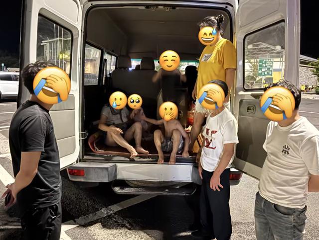 后备箱睡五人其中三名儿童 心真大! 后备箱睡五人其中三名儿童 心真大!